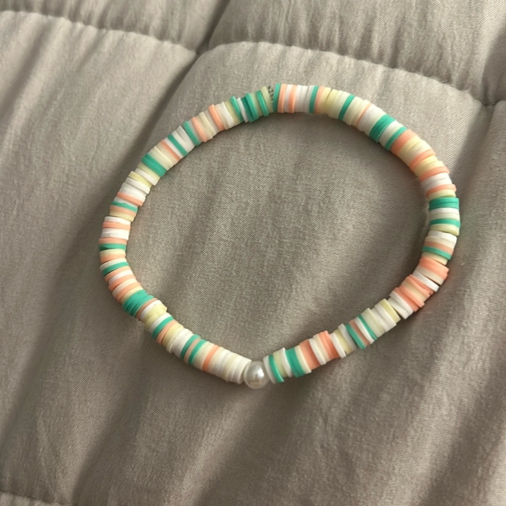 Clay bead bracelet, medium sized, with pearl charm
Bracelet theme= Summer☀️